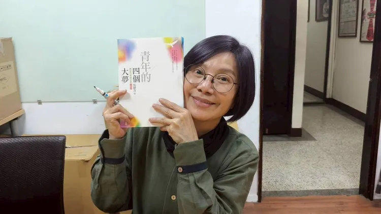 唐美雲為了孩子甘願簽名簽到手痠。紙風車文教基金會提供