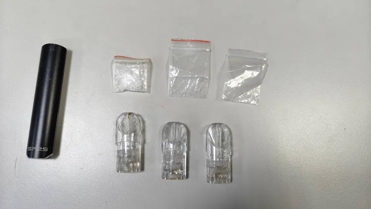 警方查扣喪屍煙彈、吸食器、安非他命夾鏈袋。翻攝畫面