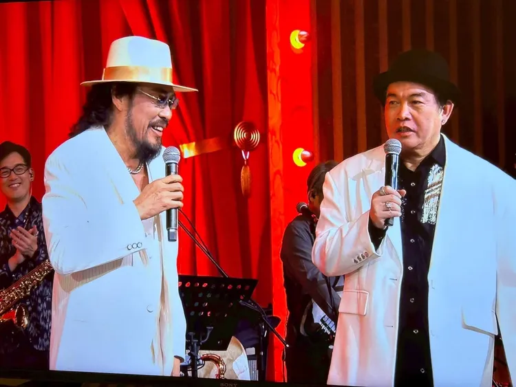 康康昨與恩師張菲同台。翻攝許志豪臉書