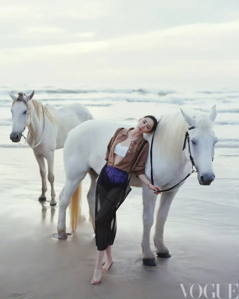 杨幂换上辣辣的白色小可爱，并在紫色短裤外套起黑色薄纱。翻摄中国版《VOGUE》微博