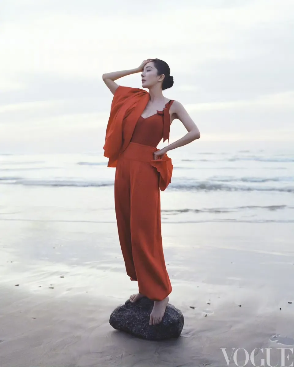 照片中的杨幂似乎化身为现代雕塑，画面充满张力。翻摄中国版《VOGUE》微博