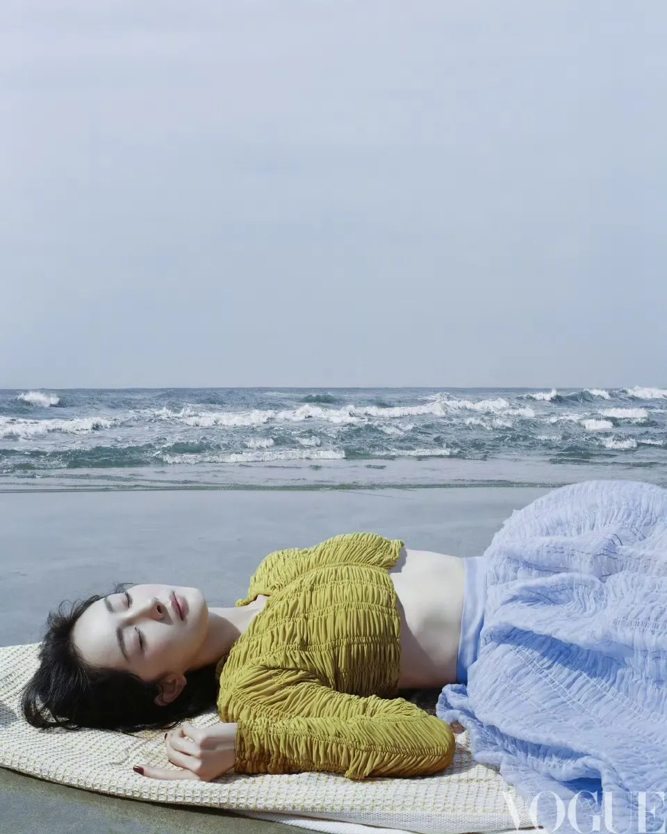 杨幂拍摄中国版《VOGUE》开年封面。翻摄中国版《VOGUE》微博