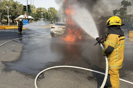 BMW車送修途中火燒車！烈焰濃煙　1人輕微灼傷