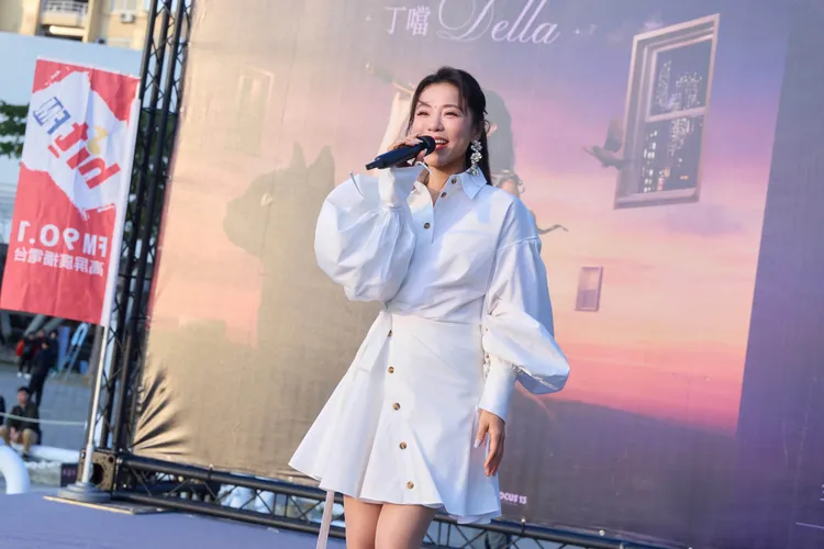 丁噹簽票會一連演唱10首歌曲，根本媲美小型音樂會。相信音樂提供