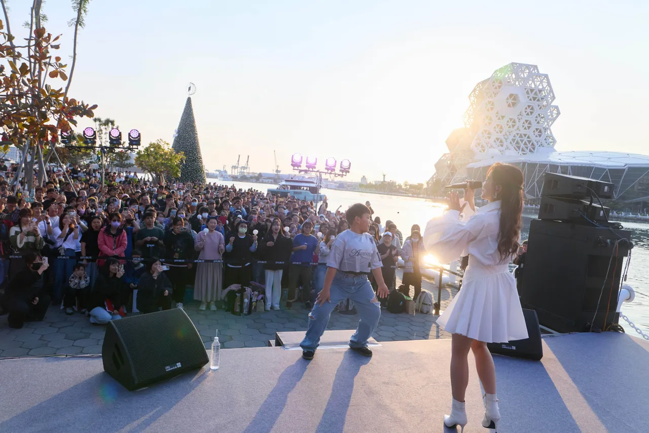 原民弟弟尬舞丁噹，舞技驚人。相信音樂提供