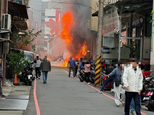 新北透天工厂仓库火警烈焰冲天　受困屋顶员工、呛伤邻居6人送医
