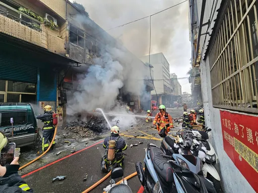 新北三重工厂火警烈焰冲天　4员工困顶楼获救伤势曝光