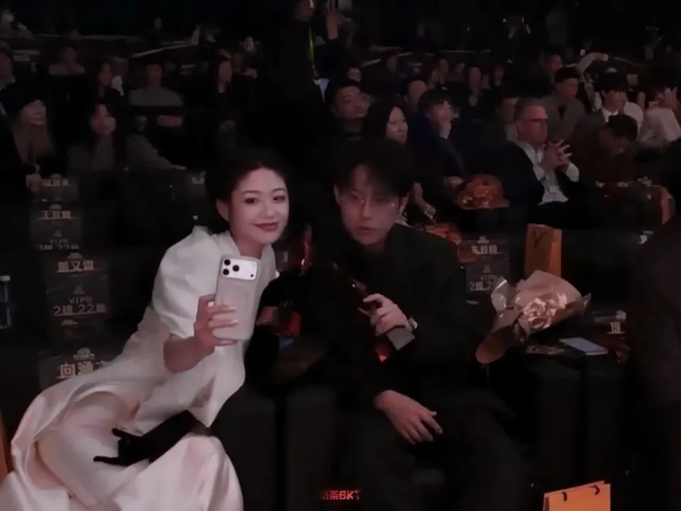 向涵之（左）和周奇出席搜狐时尚盛典，一同领奖后在台下热络玩自拍。翻摄微博