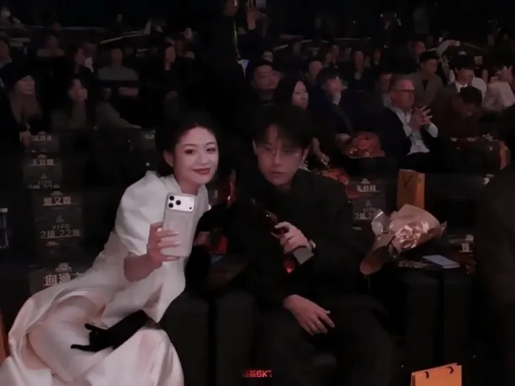 向涵之（左）和周奇出席搜狐時尚盛典，一同領獎後在台下熱絡玩自拍。翻攝微博