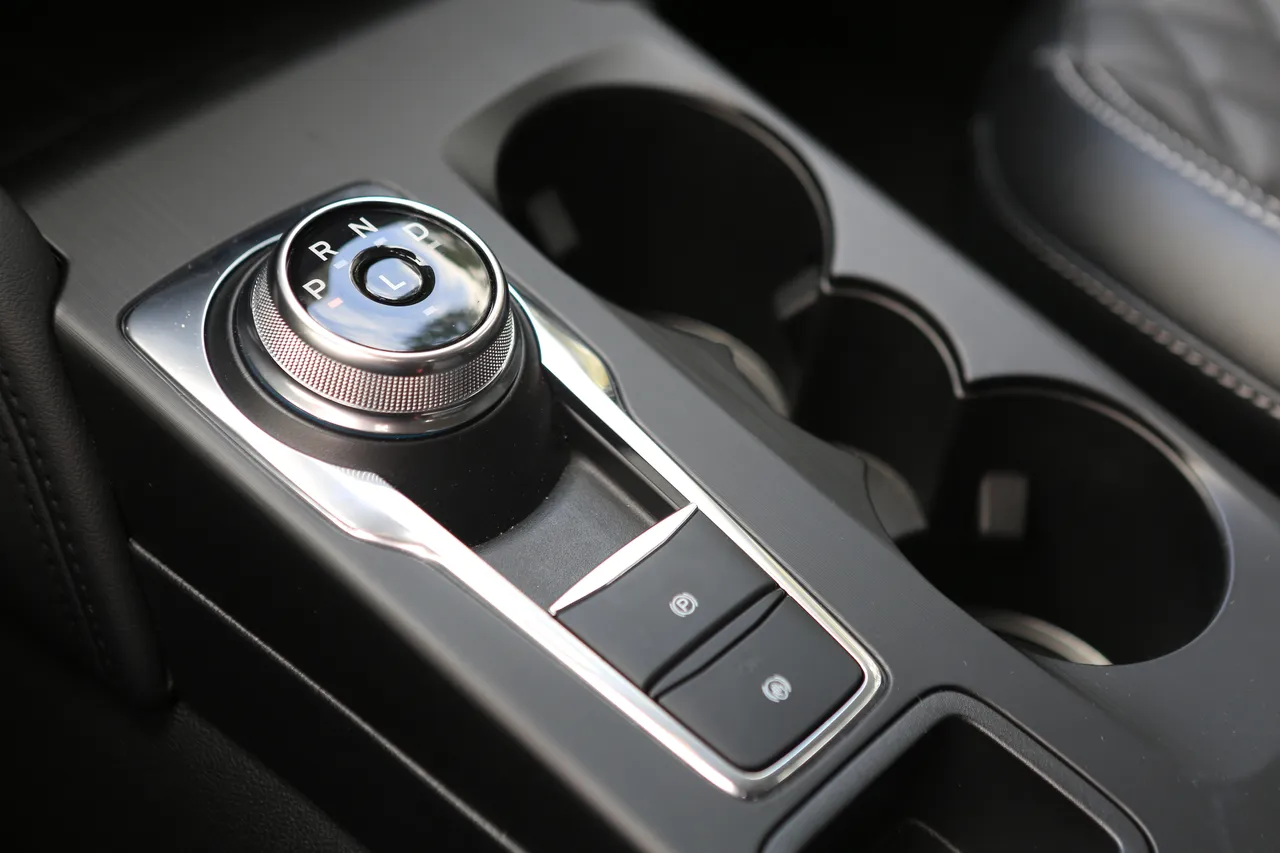 Kuga採E-Shifter旋鈕式電子排檔設計，搭配電子手煞車與Auto Hold功能，操作直覺便利。林浩昇攝