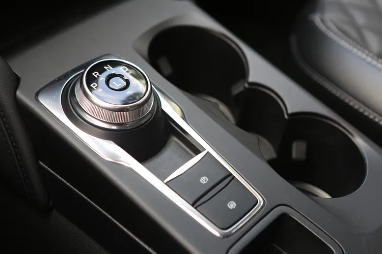 Kuga採E-Shifter旋鈕式電子排檔設計，搭配電子手煞車與Auto Hold功能，操作直覺便利。林浩昇攝