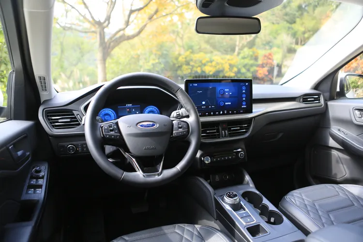 Kuga車艙內的數位螢幕與簡潔操作界面營造出科技感與精緻氛圍，讓每次駕馭都直覺又安心。林浩昇攝