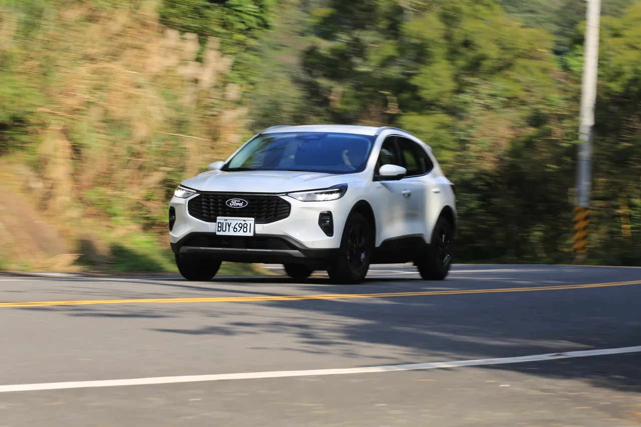 歐洲市場調校的底盤與轉向設定，讓Kuga保有明確的操控回饋，無論日常通勤、高速巡航或偶爾進入山路，都能感受到車輛與駕駛之間的默契。林浩昇攝