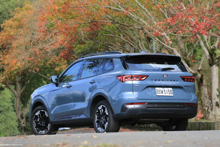 Ford Territory尾部設計厚實穩重，後葉子鈑折線營造肌理感，LED尾燈融入Mustang三柱式煞車燈元素，比例協調，整體呈現大器又沉穩的家用休旅風格。林浩昇攝