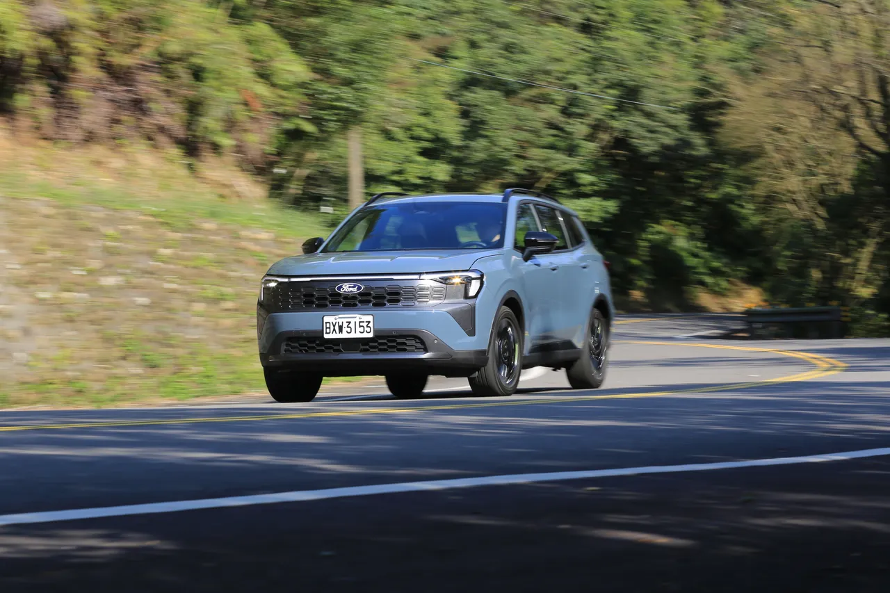 Ford Territory Per4mance Hybrid以油電混合系統靈活應對各種路況，低速時以電力驅動安靜輕快，高速或爬坡則由引擎補足動力，加速線性平順，無論市區穿梭或高速巡航，都能感受到穩定且順暢的推進感。林浩昇攝