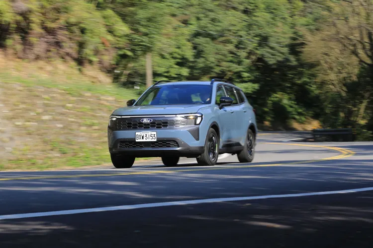 Ford Territory Per4mance Hybrid以油電混合系統靈活應對各種路況，低速時以電力驅動安靜輕快，高速或爬坡則由引擎補足動力，加速線性平順，無論市區穿梭或高速巡航，都能感受到穩定且順暢的推進感。林浩昇攝