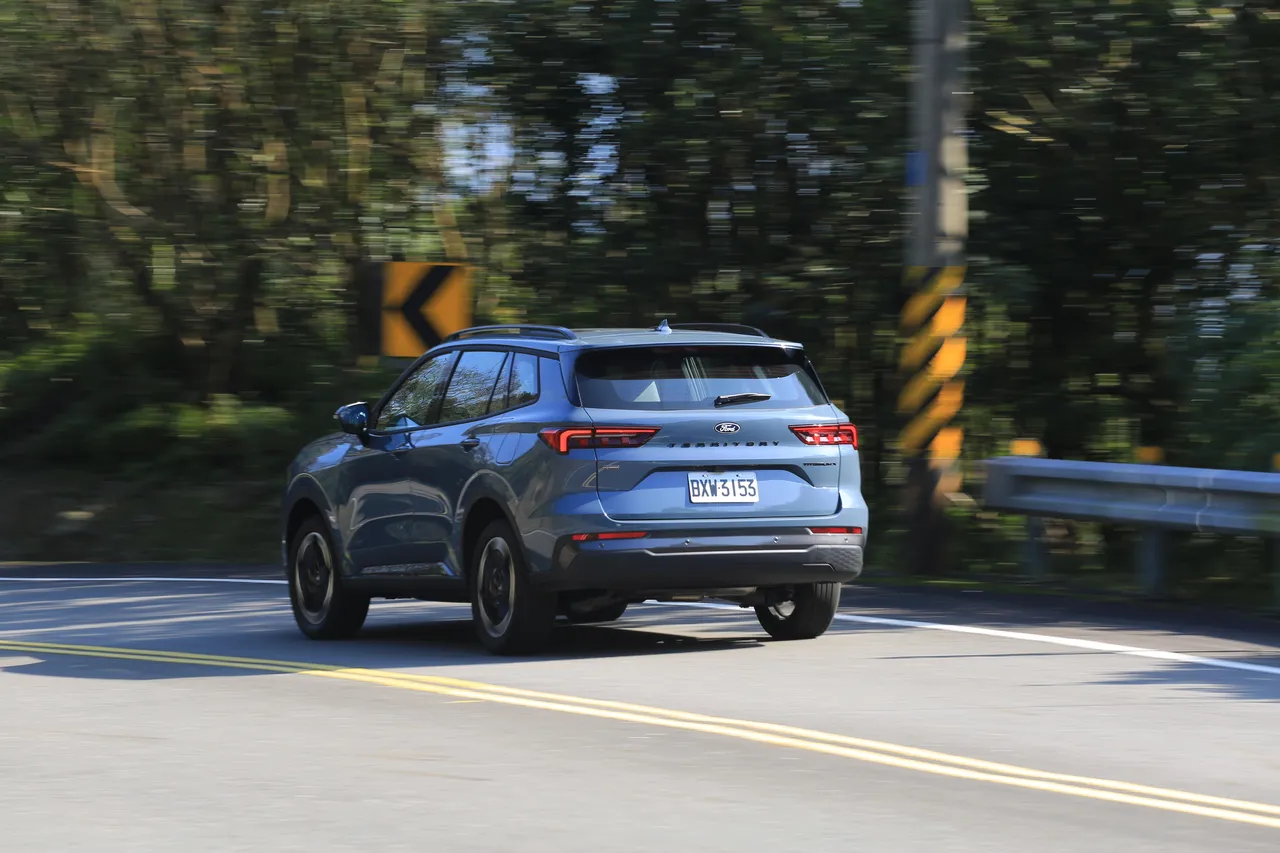 Ford Territory以寬敞舒適的空間、全平地板設計與靈活置物機能為特點，搭配Per4mance Hybrid油電動力與Co-Pilot360 Drive+智慧輔助系統，提供穩定線性推力與便利駕控。適合家庭日常出行、長途旅行或重視全家舒適與科技輔助的用車族群。林浩昇攝