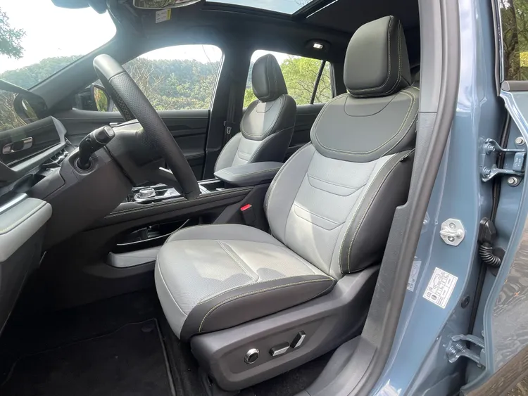 驚豔版座椅採PANGEA真皮包覆，皮質軟硬適中、細膩舒適，雙前座皆具電動調整，駕駛座10向附腰靠、副駕駛座4向調整，乘坐體驗出色。林浩昇攝