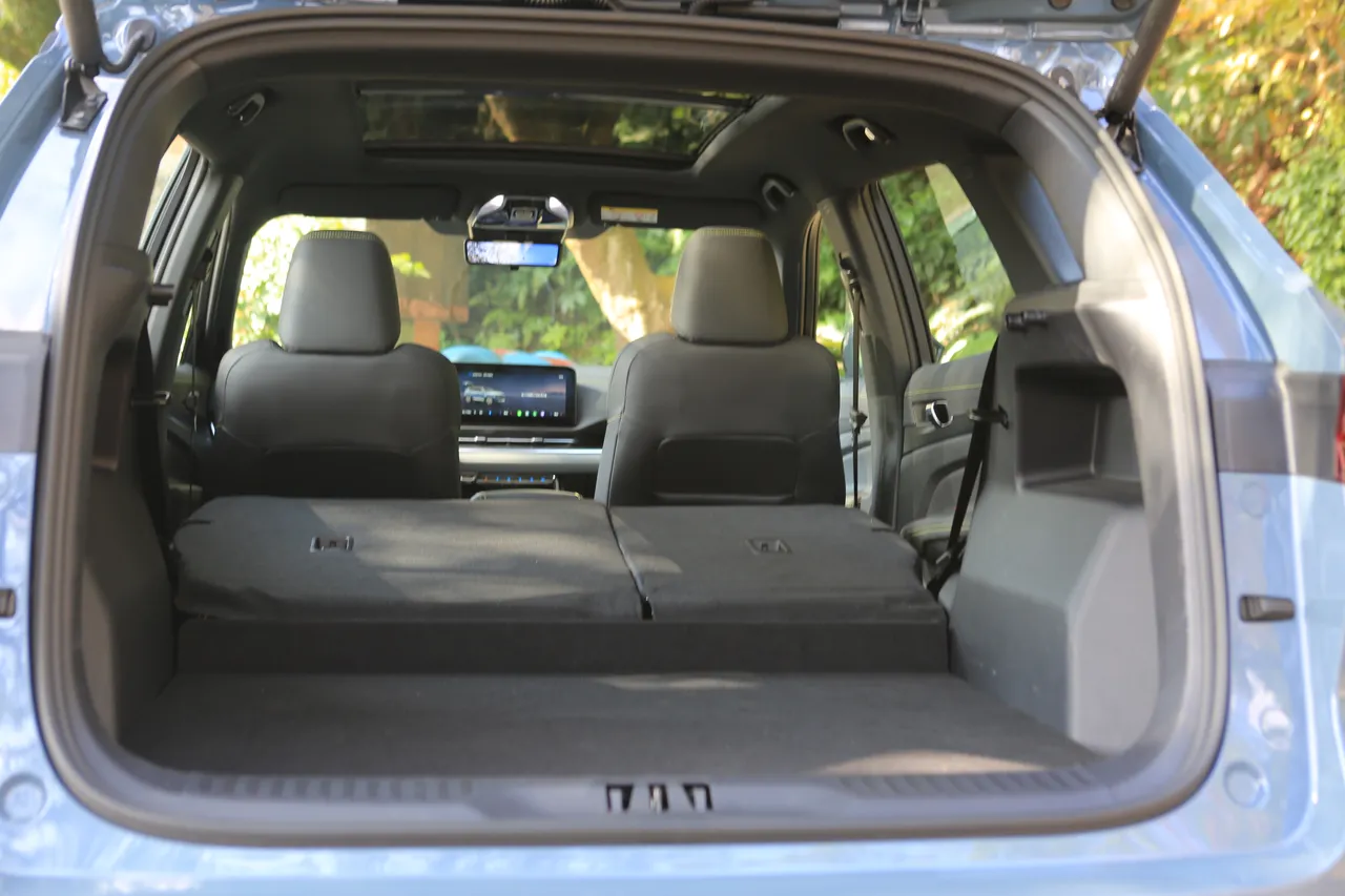 Ford Territory行李廂一般容積約448公升，透過後座6/4分離放倒後可擴增至1,422公升，空間運用彈性高。林浩昇攝