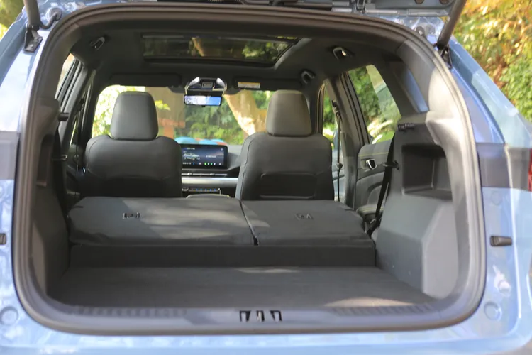 Ford Territory行李廂一般容積約448公升，透過後座6/4分離放倒後可擴增至1,422公升，空間運用彈性高。林浩昇攝