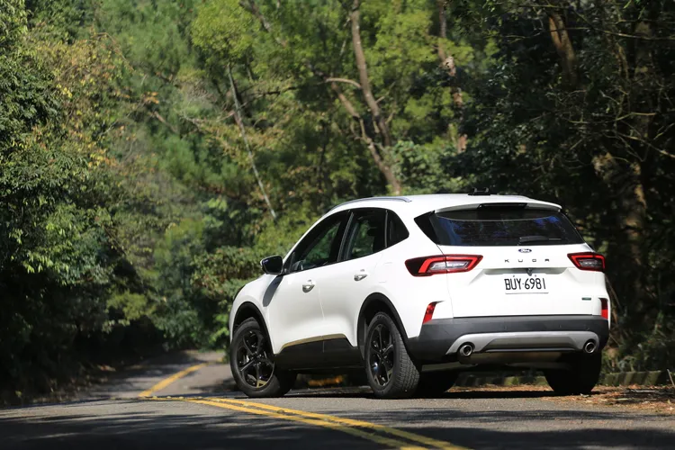 類跑車斜背車尾線條搭配LED燻黑尾燈，勾勒出辨識度相當高的車尾輪廓，也強化了Kuga偏向運動風格的視覺印象。林浩昇攝