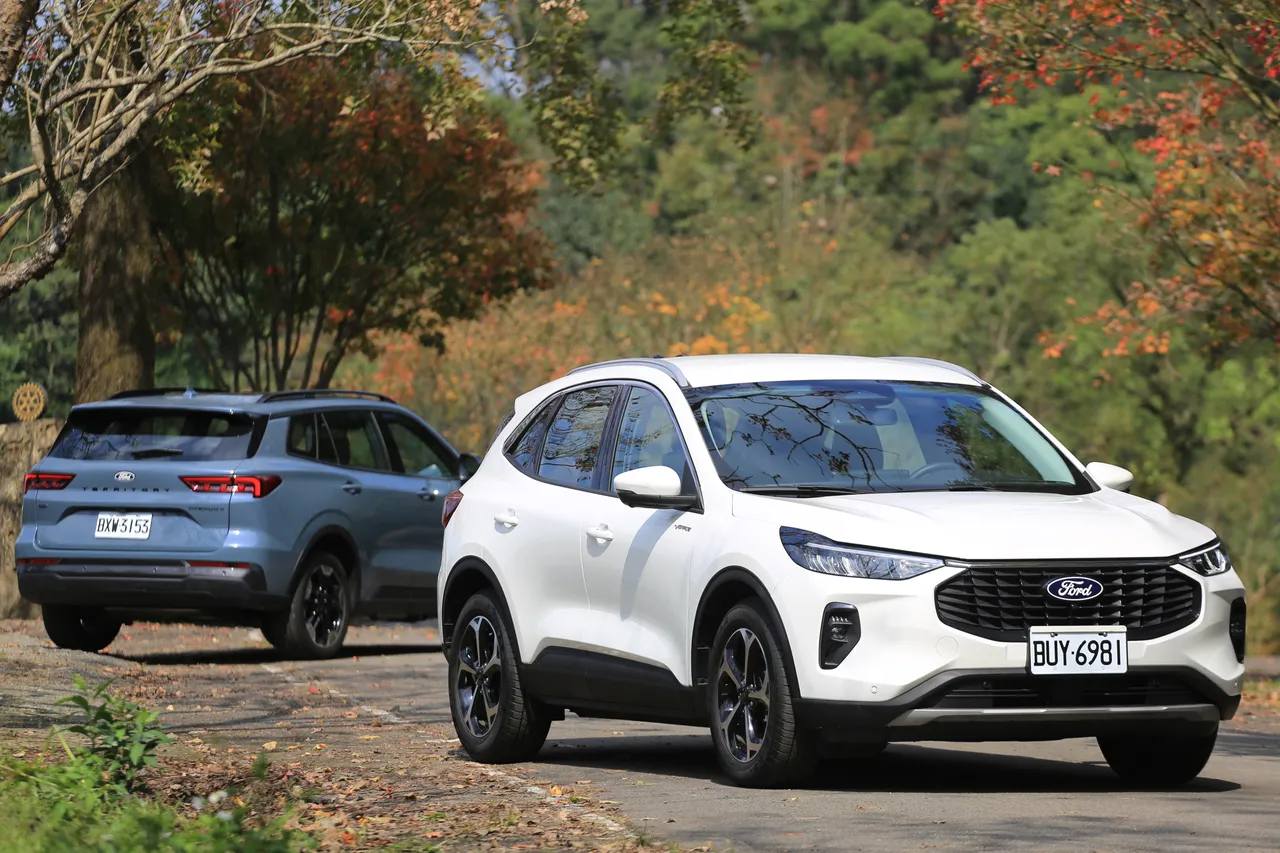 Kuga Vignale外觀視覺上以歐風運動揉合典雅取向為主，透過銀色車頂架飾條與窗框飾條點綴展現精緻質感，也讓整體視覺更偏向都會休旅風格。林浩昇攝