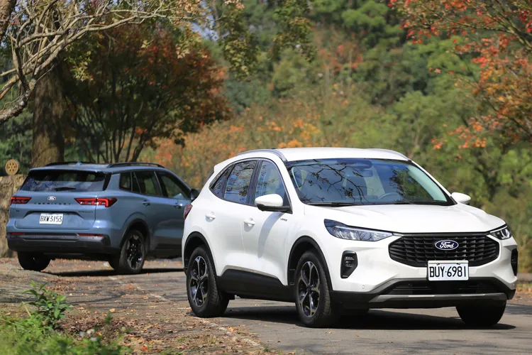 Kuga Vignale外觀視覺上以歐風運動揉合典雅取向為主，透過銀色車頂架飾條與窗框飾條點綴展現精緻質感，也讓整體視覺更偏向都會休旅風格。林浩昇攝