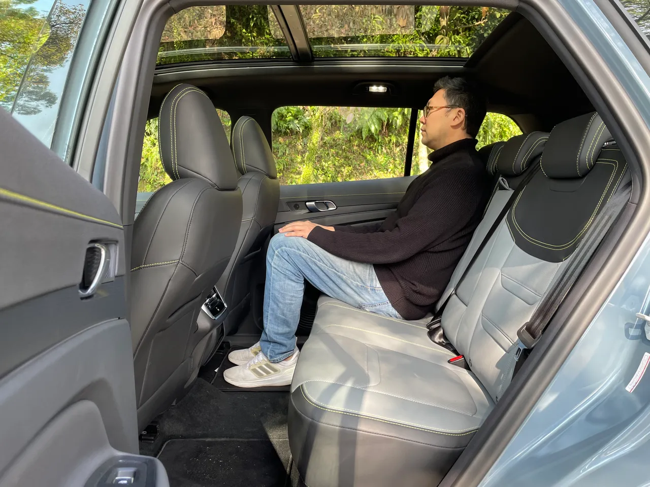 Ford Territory均採客車認證，後座空間寬敞且地板全平面設計，讓腿部與頭部活動空間更充裕，即便是190公分的乘客也能坐得舒適自在。林浩昇攝