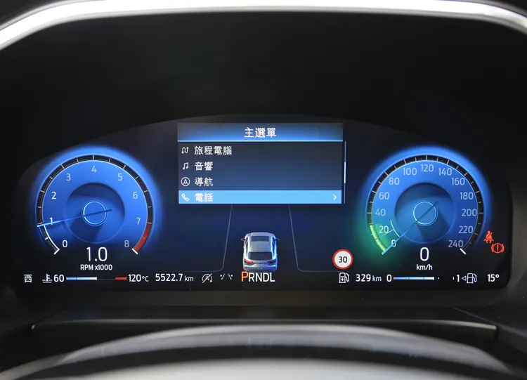 Ford Kuga小改款後將13吋液晶儀表板升級為全新的Vison X系統，擁有豐富的功能切換並具備導航顯示機能。林浩昇攝