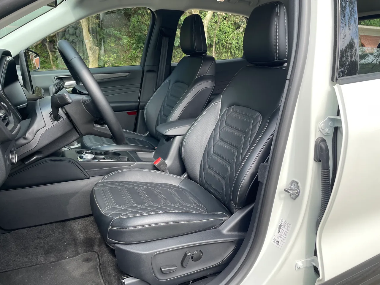 全車採Ford Sensico雋永皮革永續座椅，駕駛座並搭載10向電動調整機能。林浩昇攝