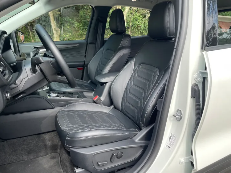 全車採Ford Sensico雋永皮革永續座椅，駕駛座並搭載10向電動調整機能。林浩昇攝