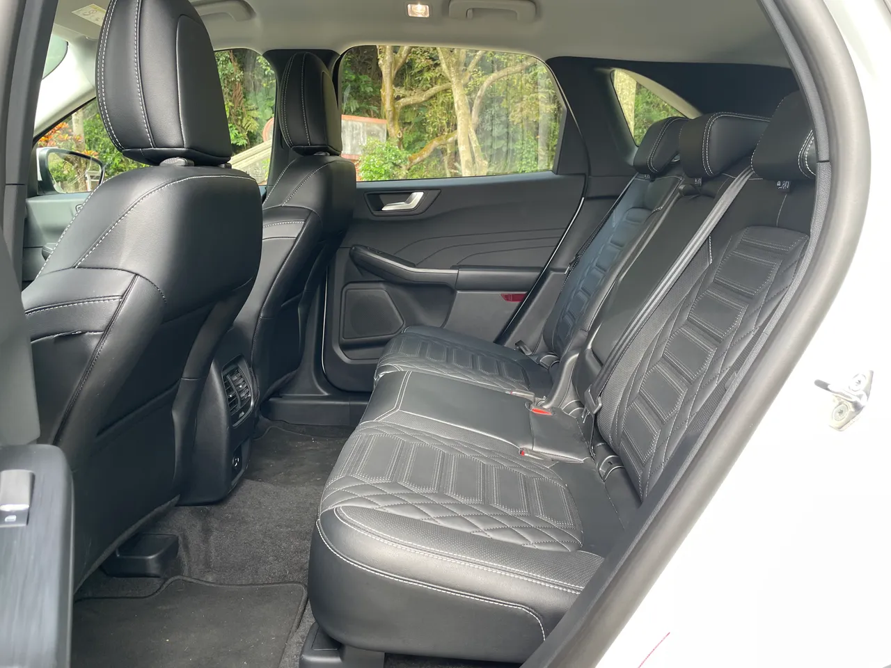 後座寬敞舒適，行李廂支援4/6分離與前後滑移15公分調整，靈活應對各種載物需求。林浩昇攝