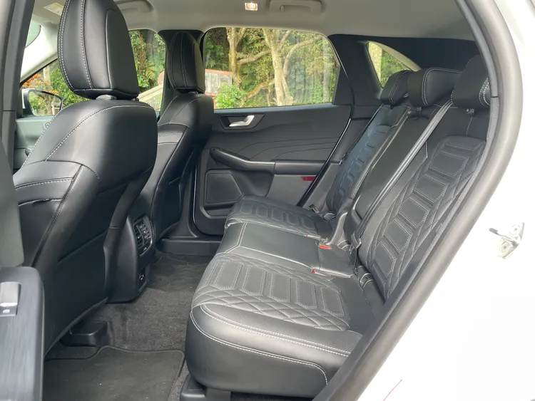 後座寬敞舒適，行李廂支援4/6分離與前後滑移15公分調整，靈活應對各種載物需求。林浩昇攝