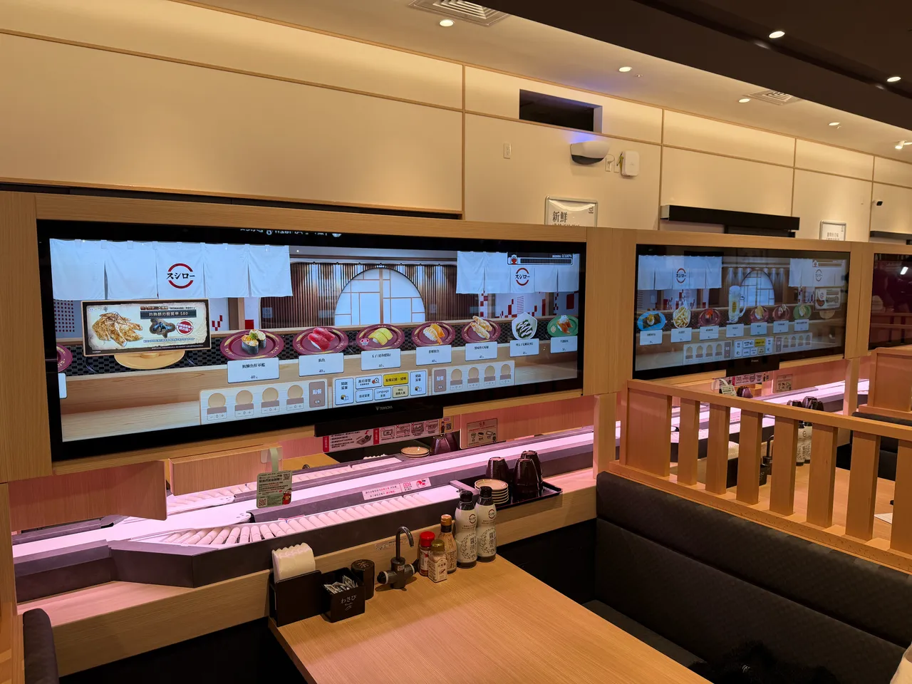 150公分雙人可同時點餐的互動巨幕，還可玩互動遊戲。莊偉祺攝