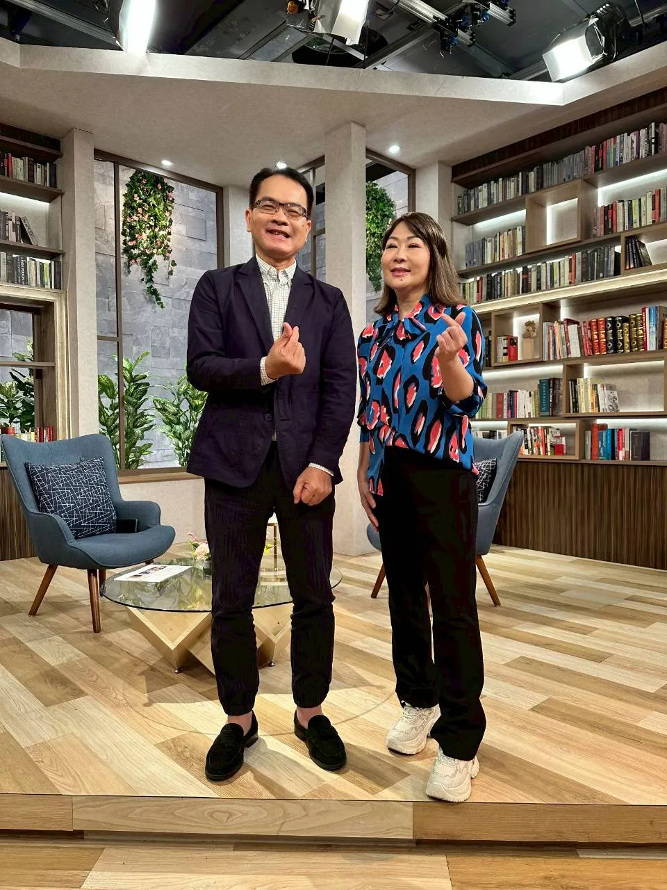 一首〈車站〉唱盡人生，張秀卿（右）對鄭弘儀談貧苦童年與歌星夢。三立提供