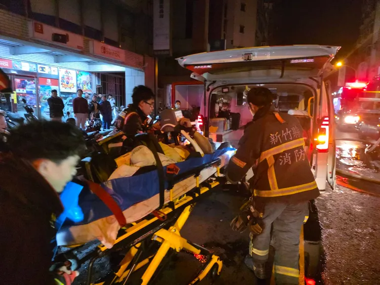 傷患送醫。新竹縣消防局提供