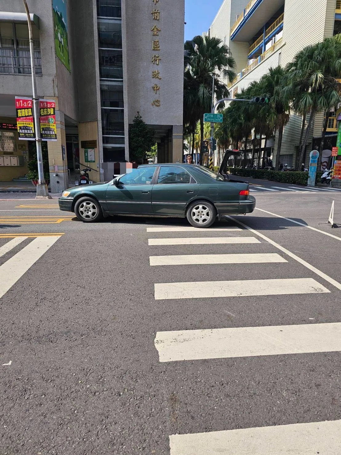 自小客在斑馬線撞到行人，將面臨重罰。翻攝畫面