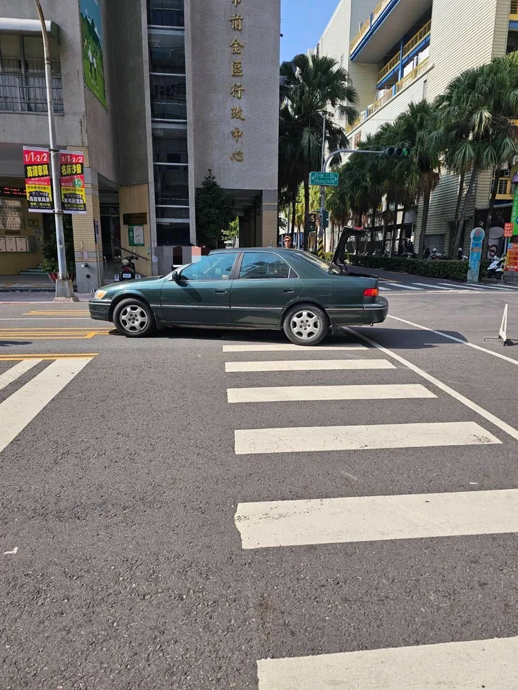 自小客在斑馬線撞到行人，將面臨重罰。翻攝畫面