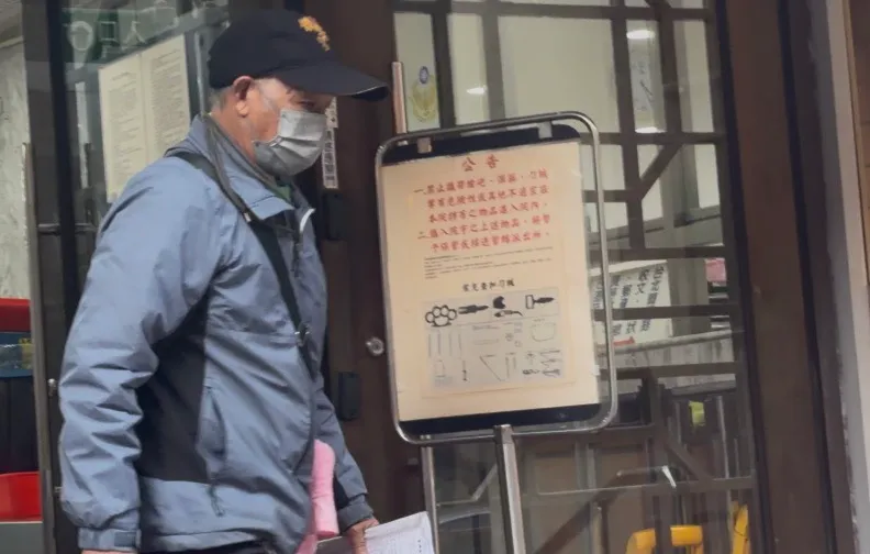 吊車業者李姓負責人在北院調解後，不發一語離開法院。張欽攝