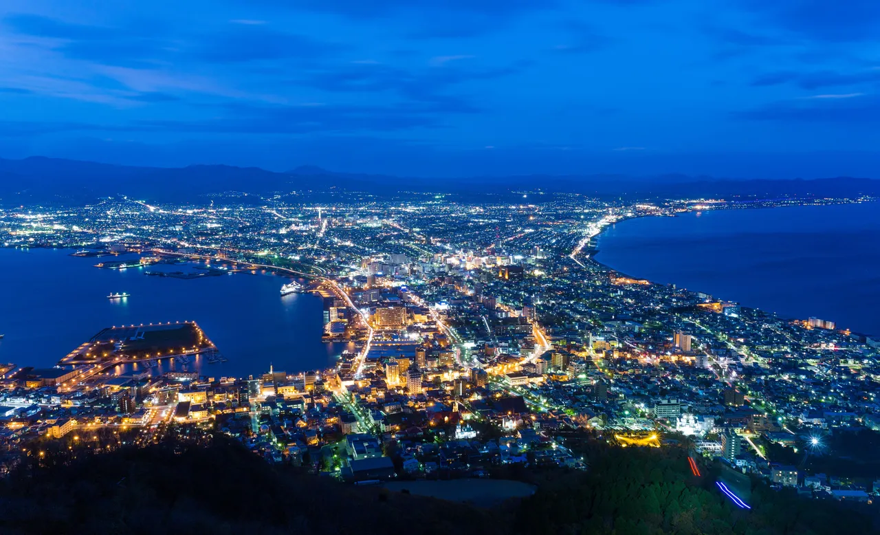 北海道函館夜景，為日本三大夜景之一。雄獅旅遊提供