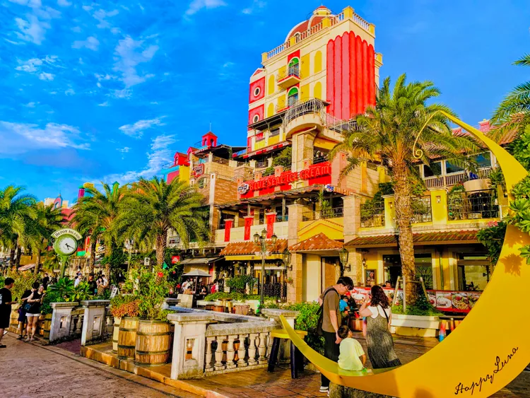 沖繩是台灣旅客回訪率最高的旅遊目的地之一，圖為著名景點美國村。雄獅旅遊提供