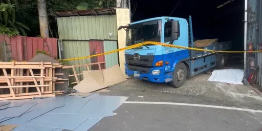 深坑铁工厂司机卸货遭钢板砸中　头部破裂惨死