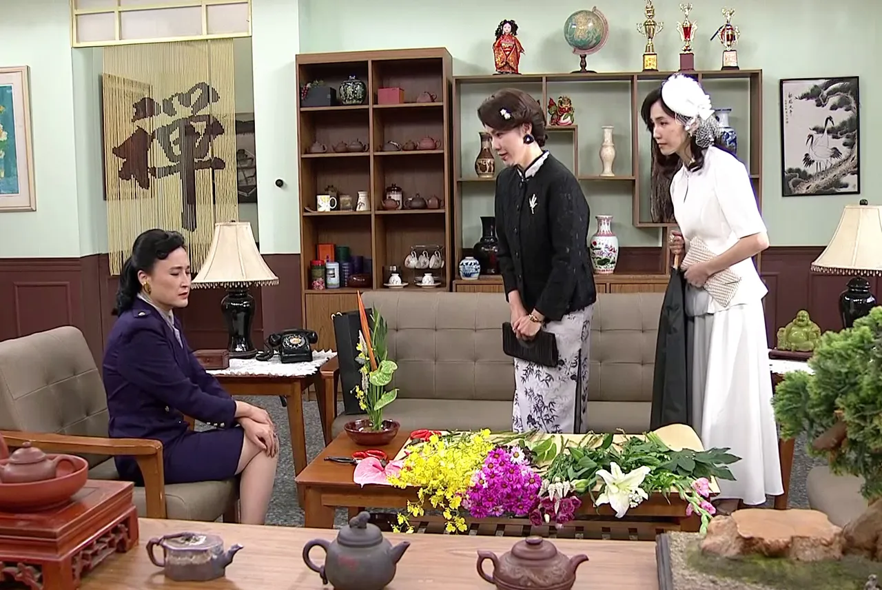 黃瑄(中)為了店內生意和貴夫人鞠躬陪笑。台視提供