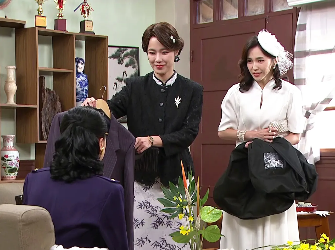 寶島西米樂最新劇情，黃瑄(中)再度使出渾身解數試圖挽救店內生意。台視提供