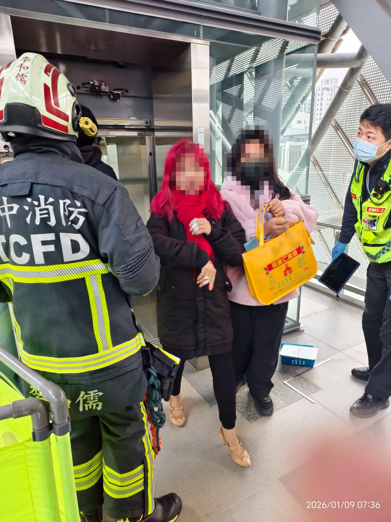 包姓祖孙在电梯内受困30分钟，平安获救。民众提供