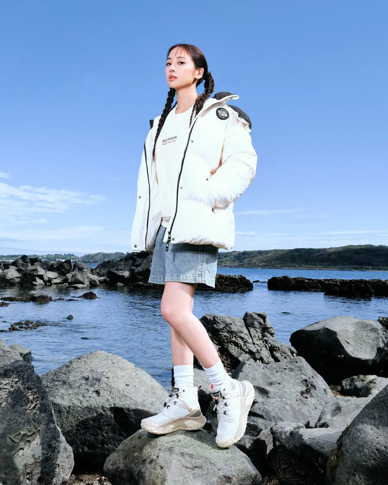 吳映潔以保暖連帽羽絨外套搭配橘標防水OFF_BOUND HI快穿波浪靴。品牌提供