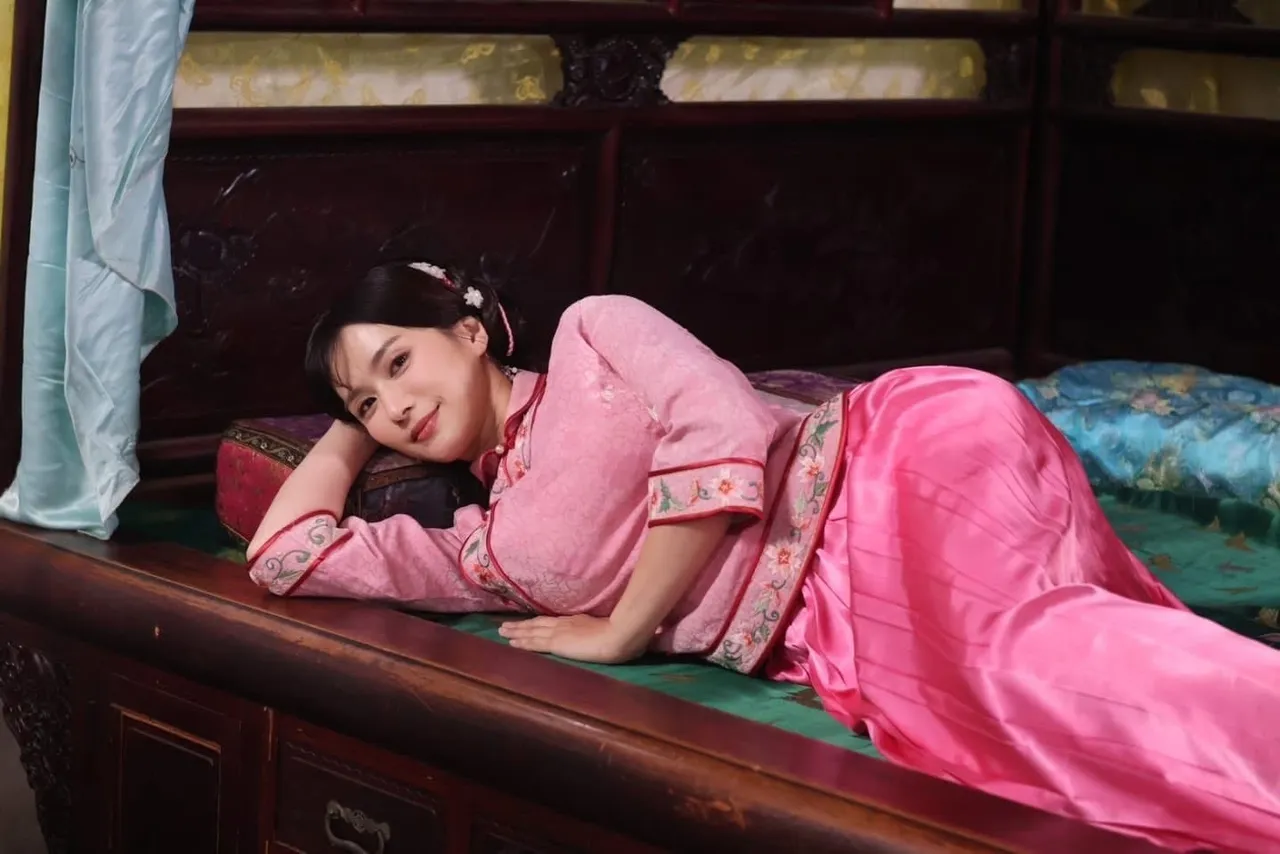 许钧钧是本土剧熟面孔，古装扮相很俏皮。翻摄自许钧钧脸书