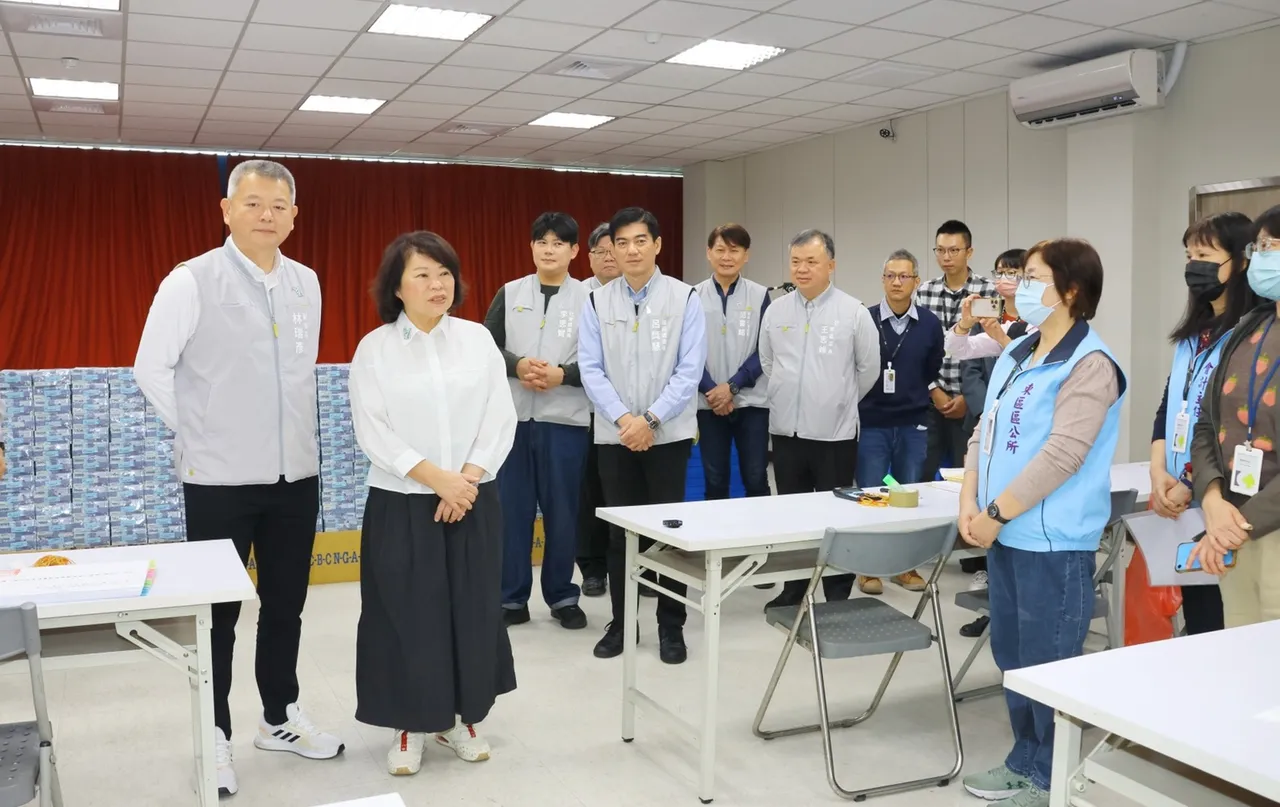 黃敏惠前往臺灣銀行嘉義分行，確保發放作業安全無虞。嘉市府提供