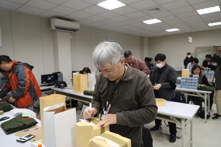 台銀嘉義分行準備好現金，工作人員進行清點交付。嘉市府提供