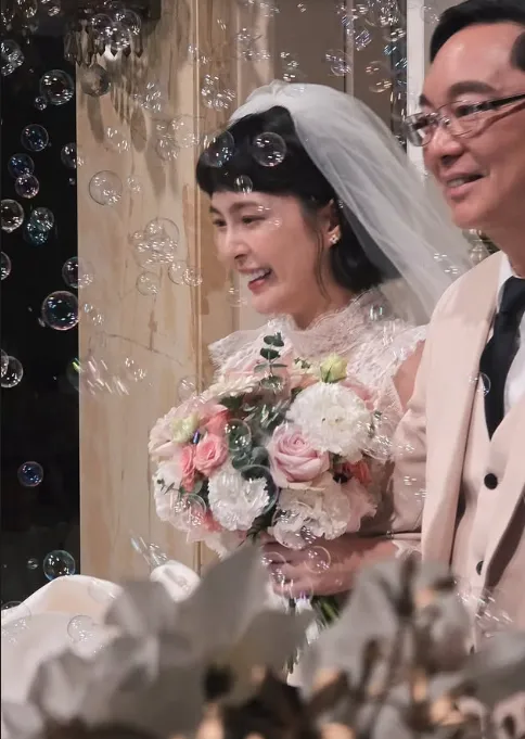 黃沐妍在爸爸陪同下出嫁。翻攝黃沐妍IG